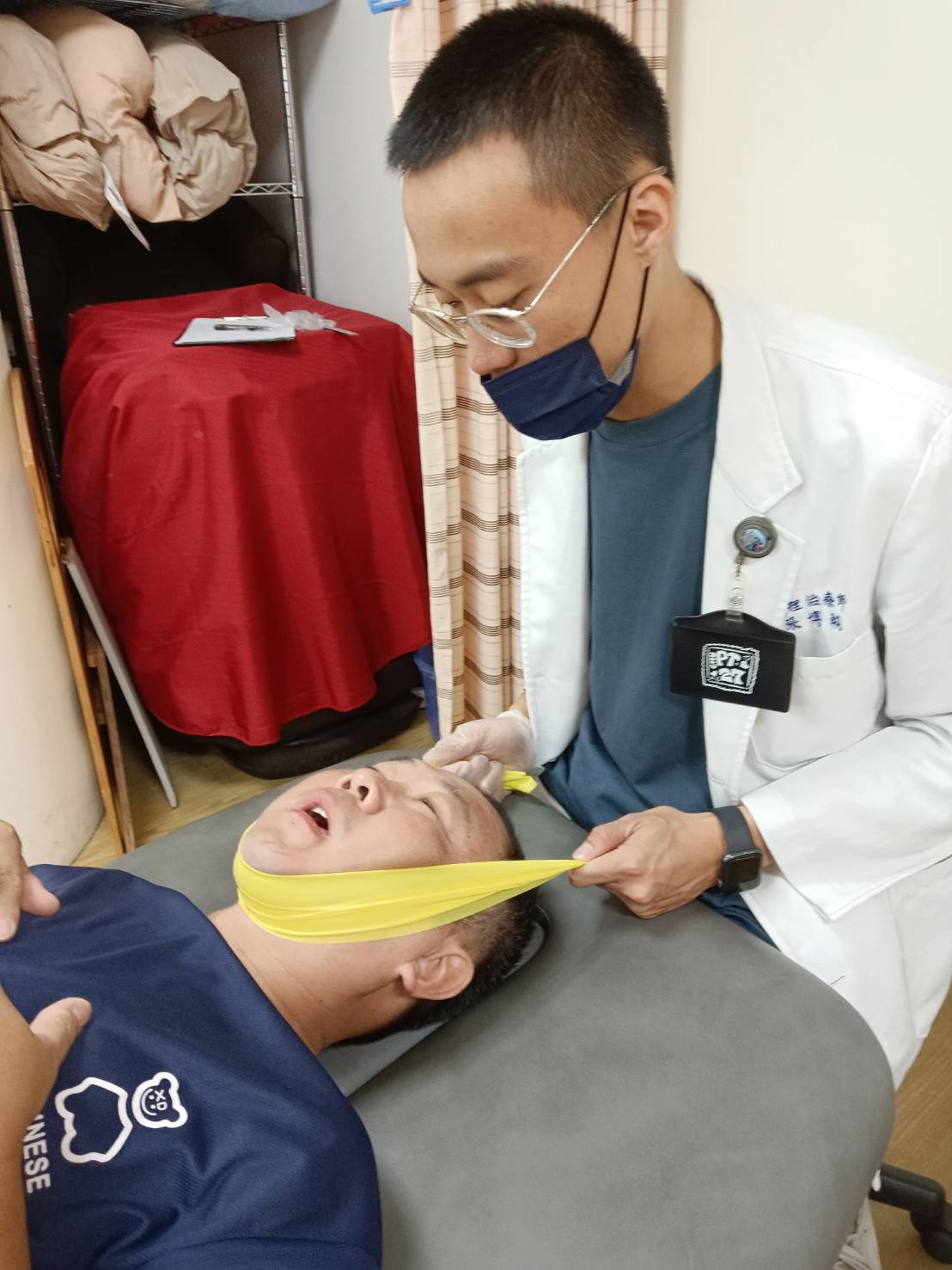 阿聰在治療師的協助下進行張口訓練