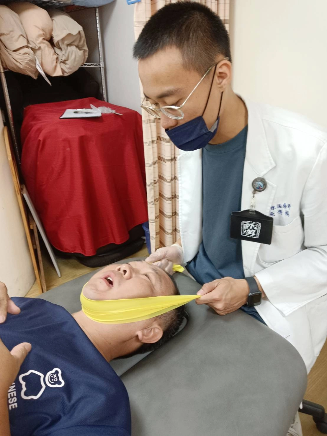 阿聰在治療師的協助下進行張口訓練