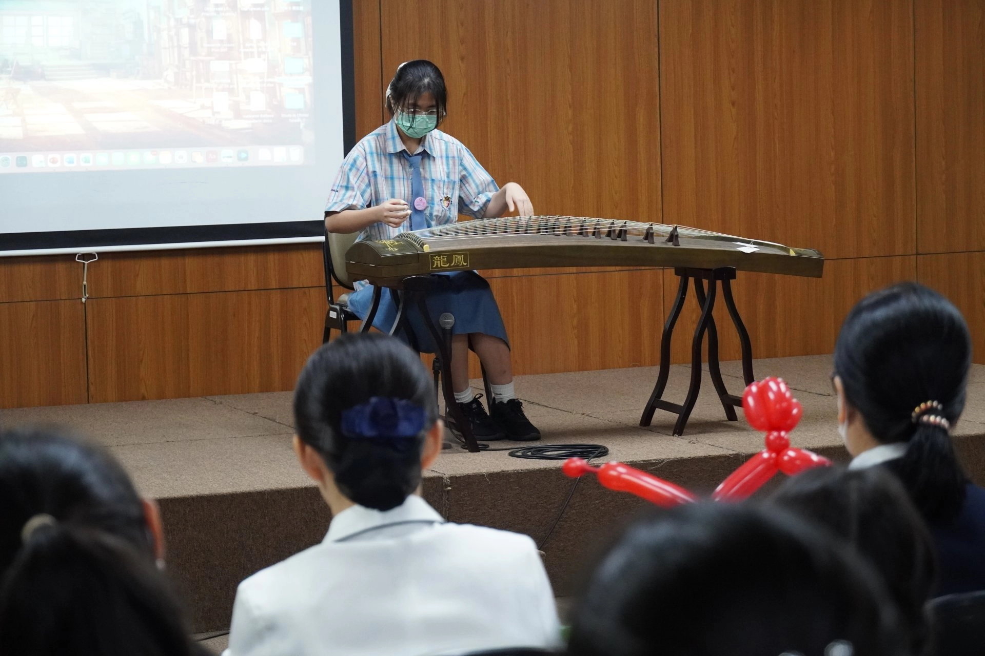 八華高中學生帶來古箏表演。