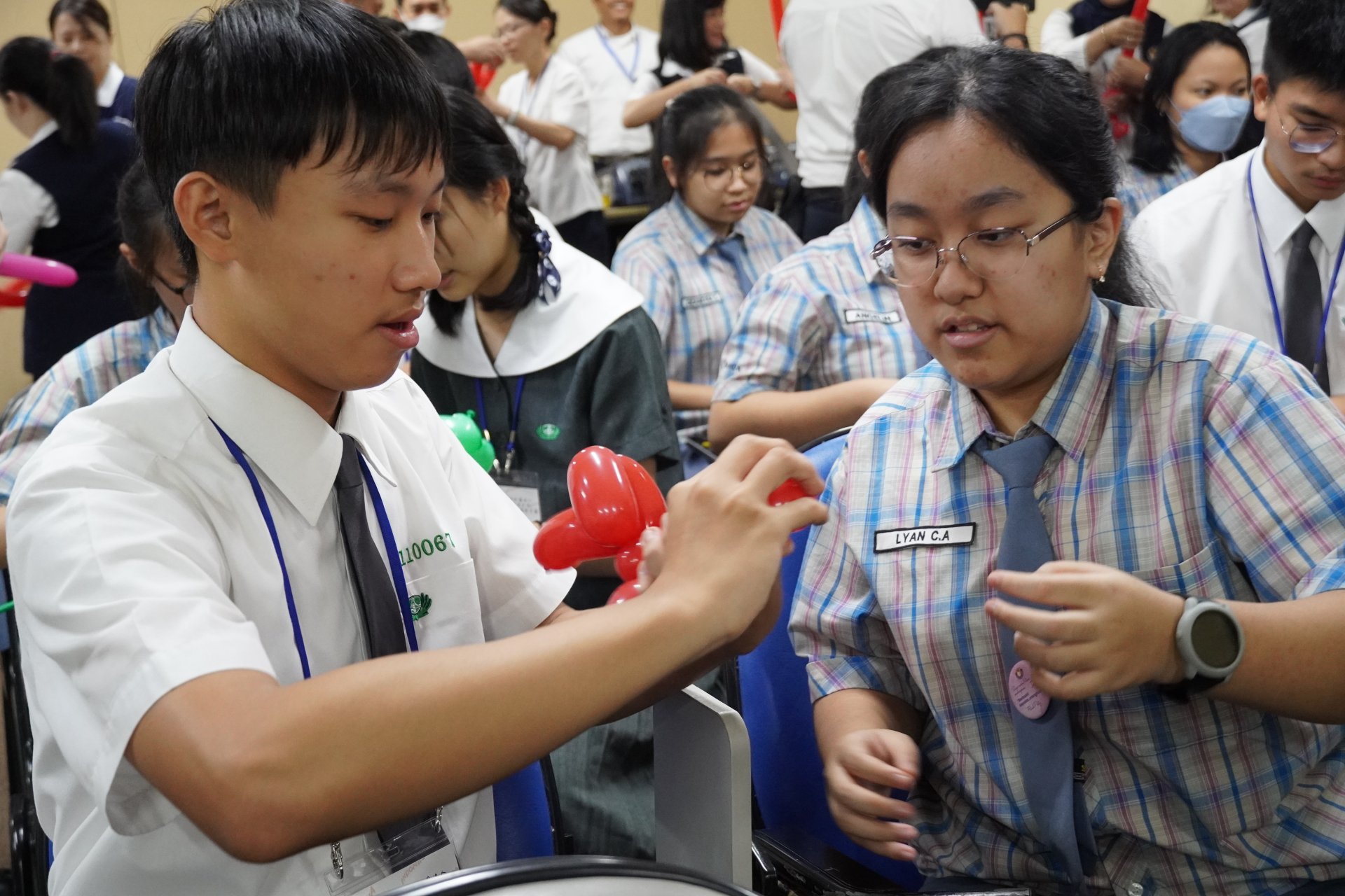 協助八華高中的學伴完成趣味數學。