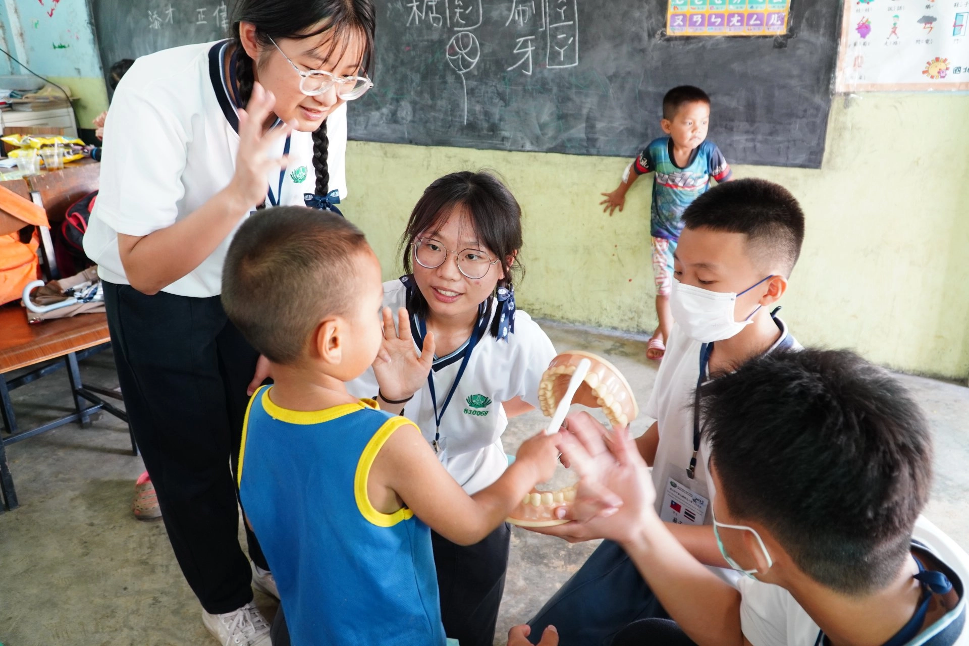 慈中同學教幼幼班孩子刷牙