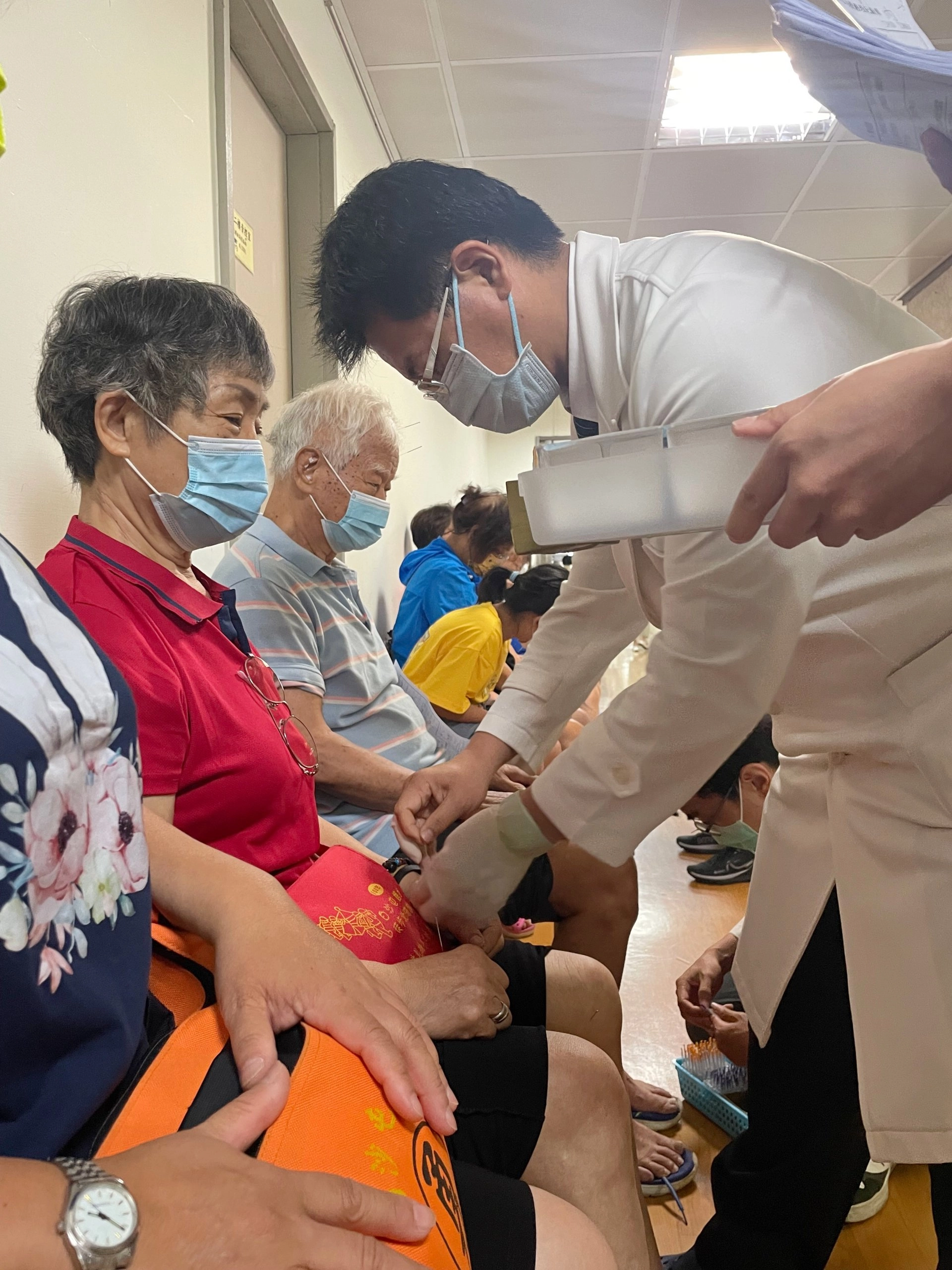 症狀改善許多的蔡女士，週週往返雲林、花蓮兩地，來花蓮慈院治療，由中醫部何宗融副院長為她做針藥合一治療。