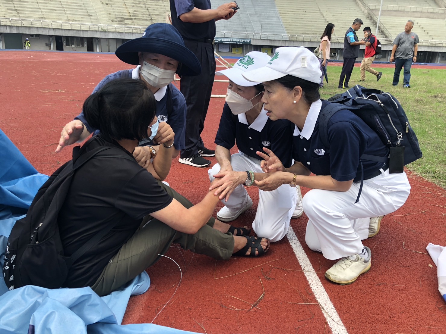 8月6日上午慈濟志工到南投縣立體育館協助空中補運物資整理工作,關心被直升機戴下山進行醫療治療的民眾。(圖為慈濟基金會提供)