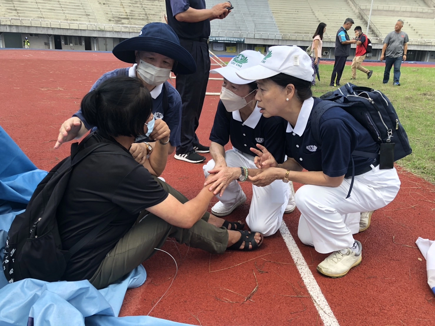 8月6日上午慈濟志工到南投縣立體育館協助空中補運物資整理工作，關心被直升機戴下山進行醫療治療的民眾。(圖為慈濟基金會提供)