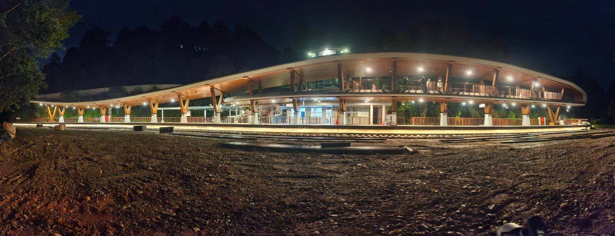 阿里山林業鐵路祝山車站完工進行鋪軌作業夜間景象