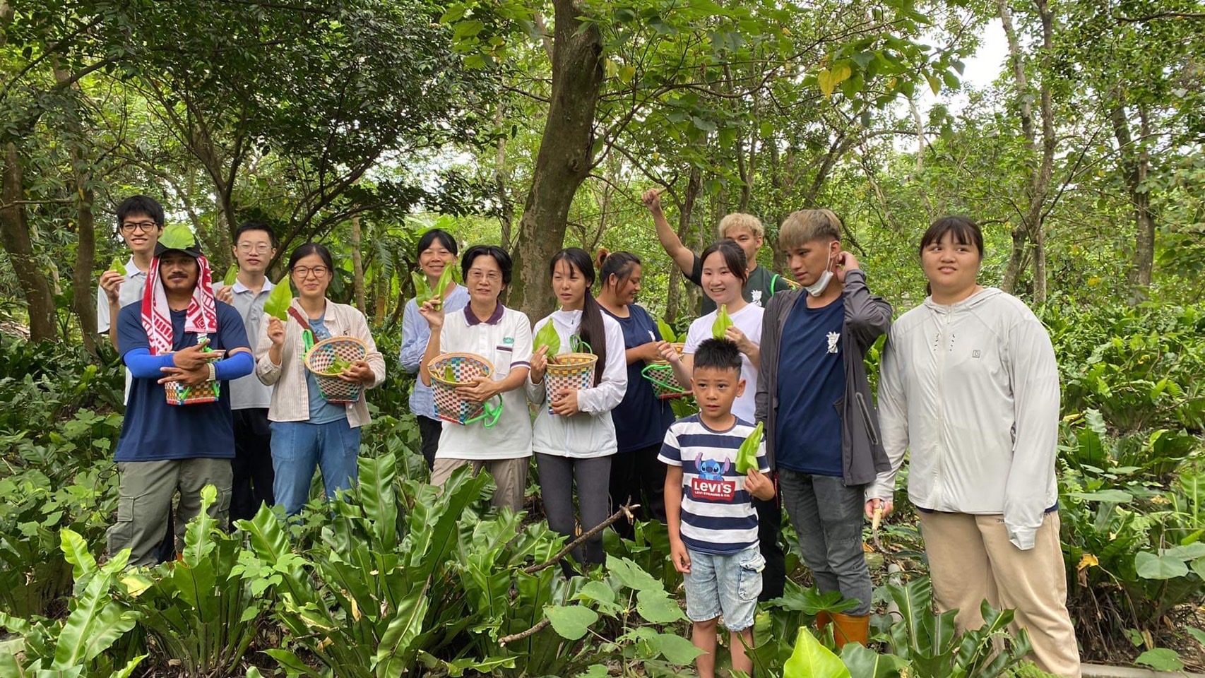 8月4日驗收成果，學員們一大早就在佳民山區走一圈，「這是山蘇，Bird’s nest fern 像鳥巢一樣。」一邊採集需要的食材還要複習老師教的英文。