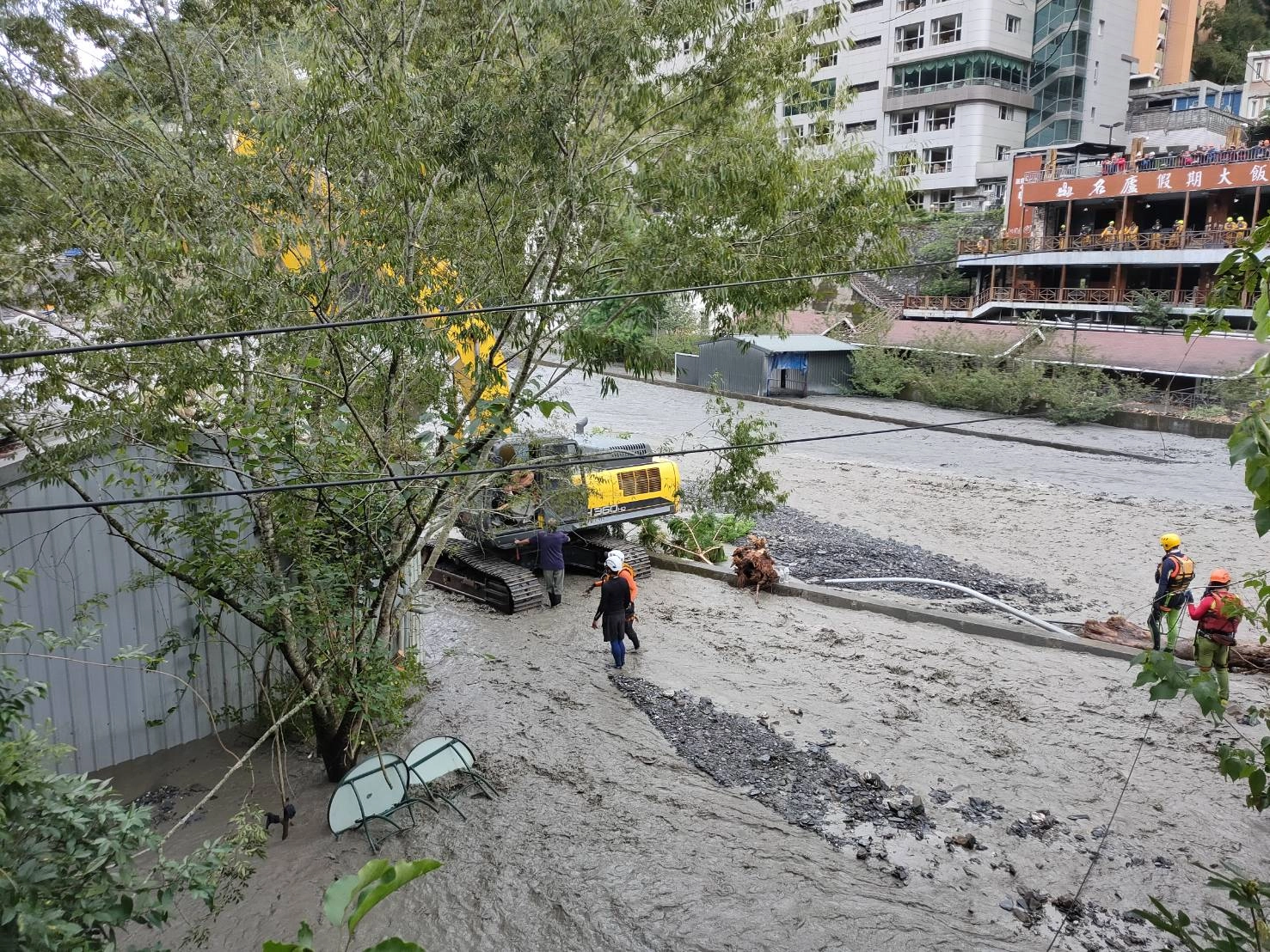 8日撤離行動開始，水位看起來比7日較高，昨日固定撤離點經評估已不適宜後送民眾，已完成更改固定點。 在將救難人員、救生衣運送至對岸後，目前已完成第1位民眾的撤離。