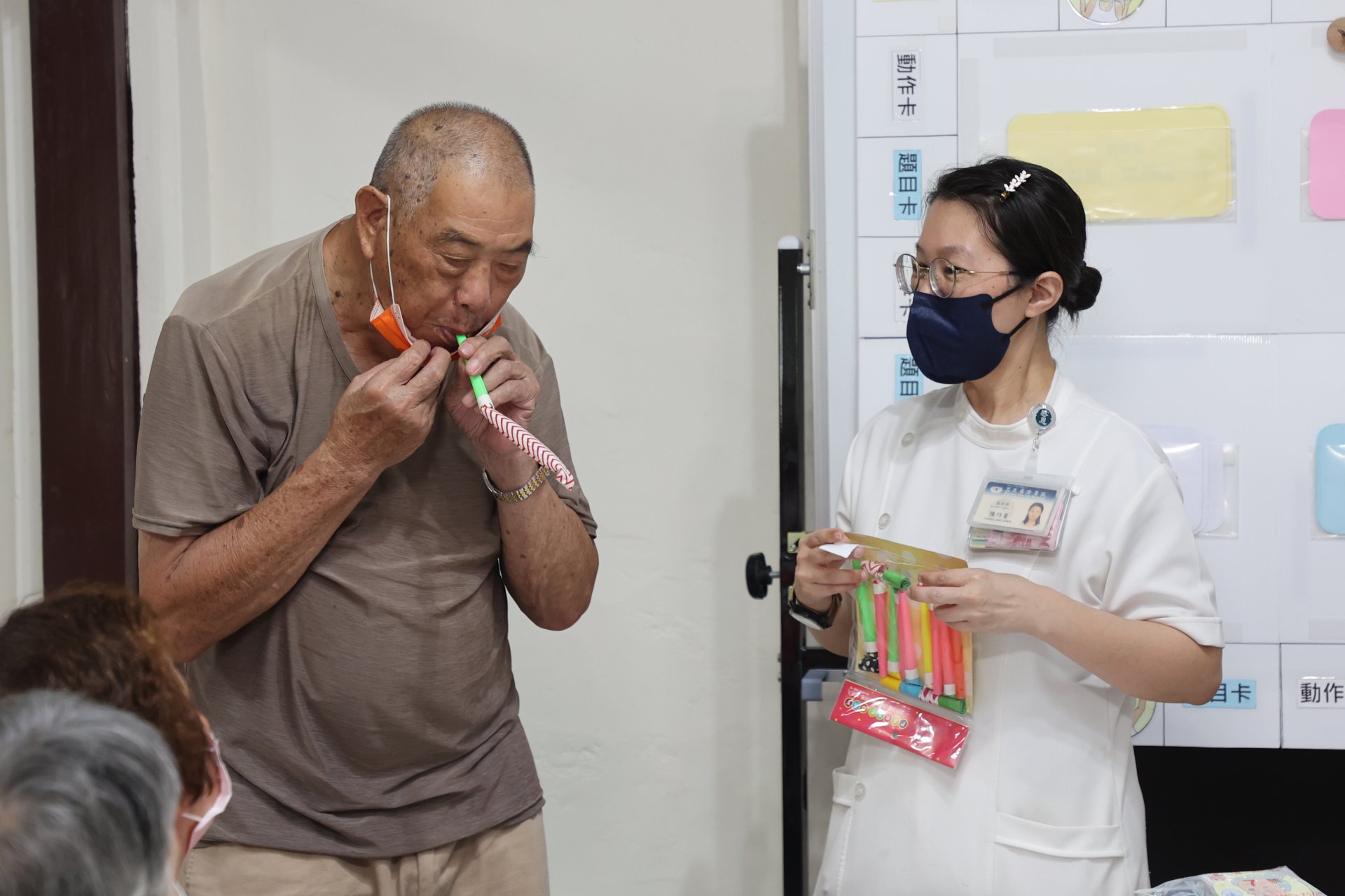 8月8日是父親節,團隊特別準備小禮物「吹龍口哨」給長者,讓他們訓練口腔肌肉與肺活量。