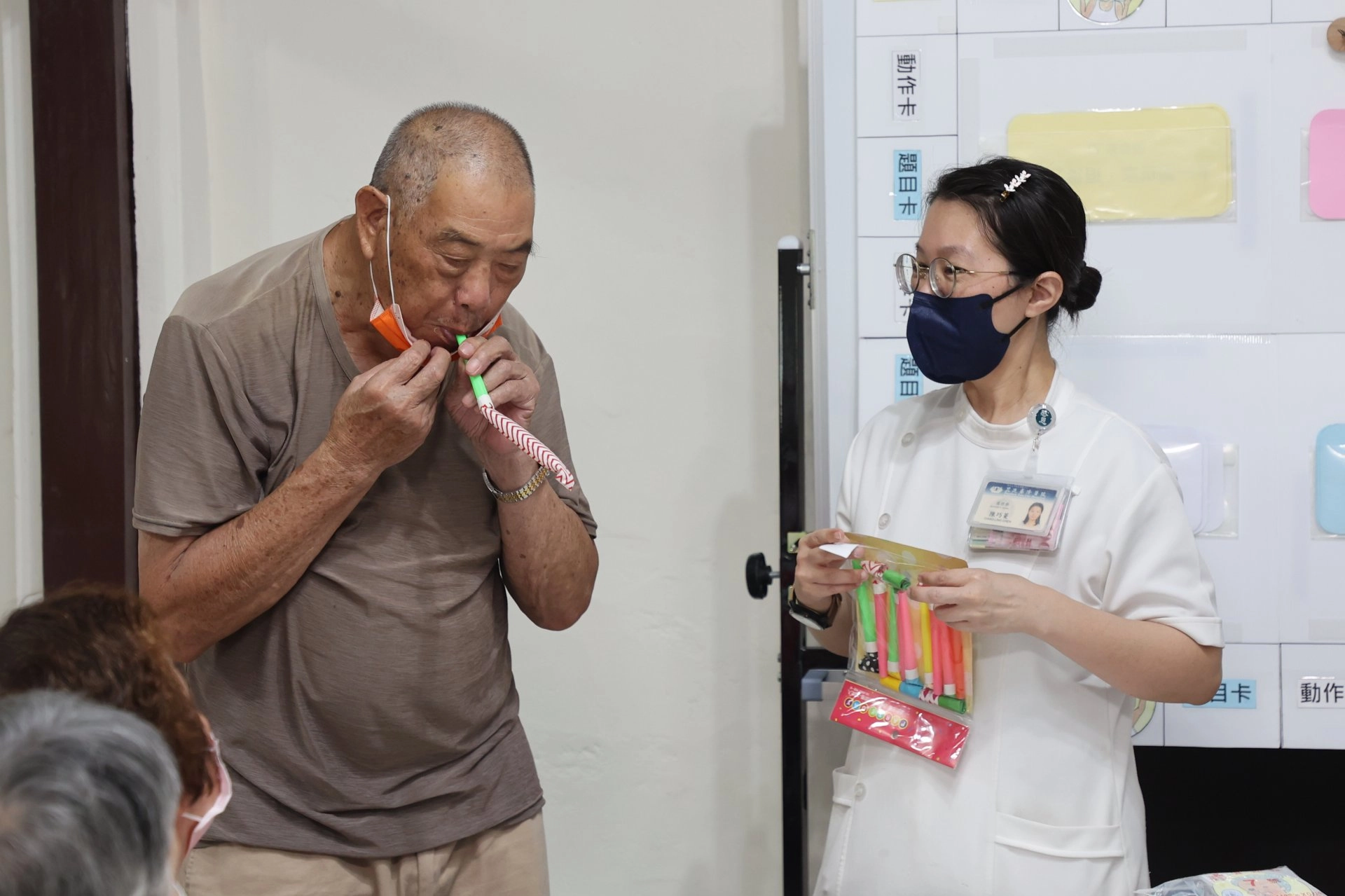 8月8日是父親節，團隊特別準備小禮物「吹龍口哨」給長者，讓他們訓練口腔肌肉與肺活量。
