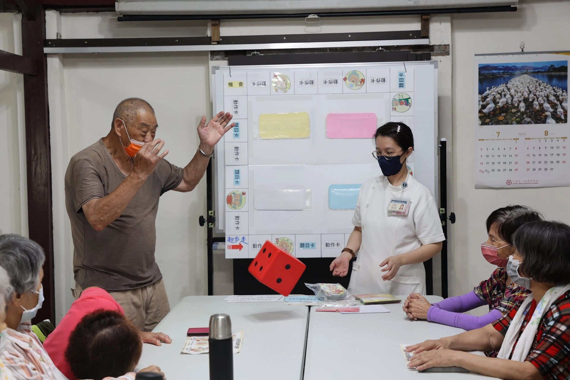 8月8日父親節，花蓮慈院團隊帶著口腔保健桌遊，與花蓮縣後山人文發展協會的社區長者互動。