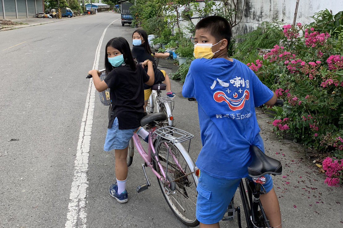 一家六口在一起，日子雖然平淡、辛苦，但是幸福