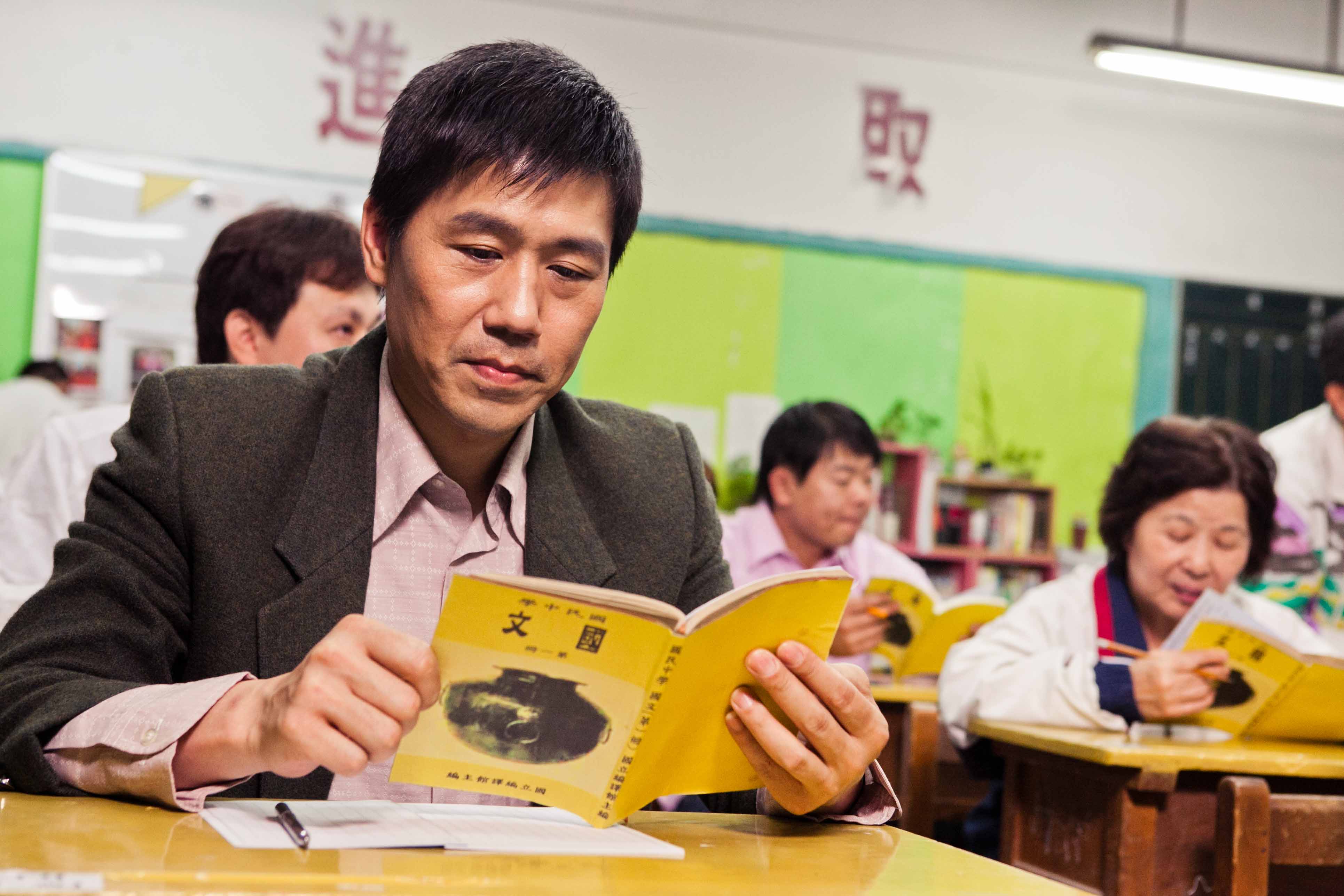 羅時豐在大愛劇《我愛波麗士》劇中學歷不高，但仍充實自己去夜補校上課