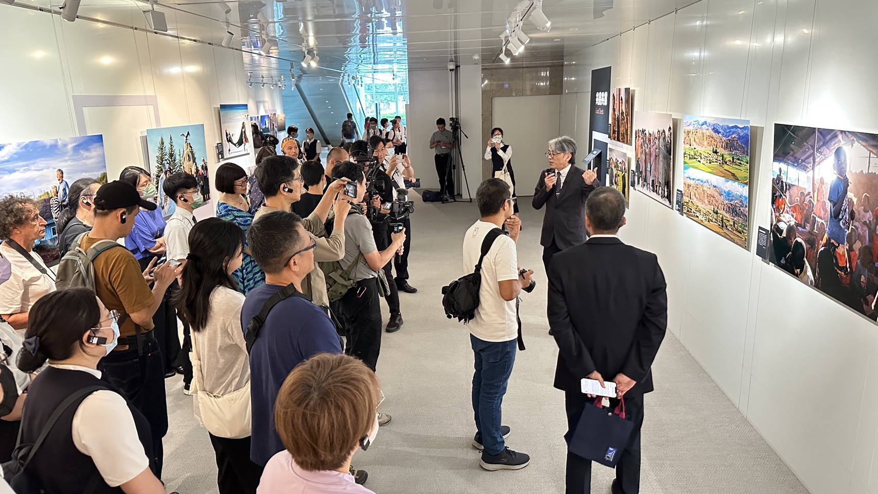101辦公大樓Gallery101展出42張照片