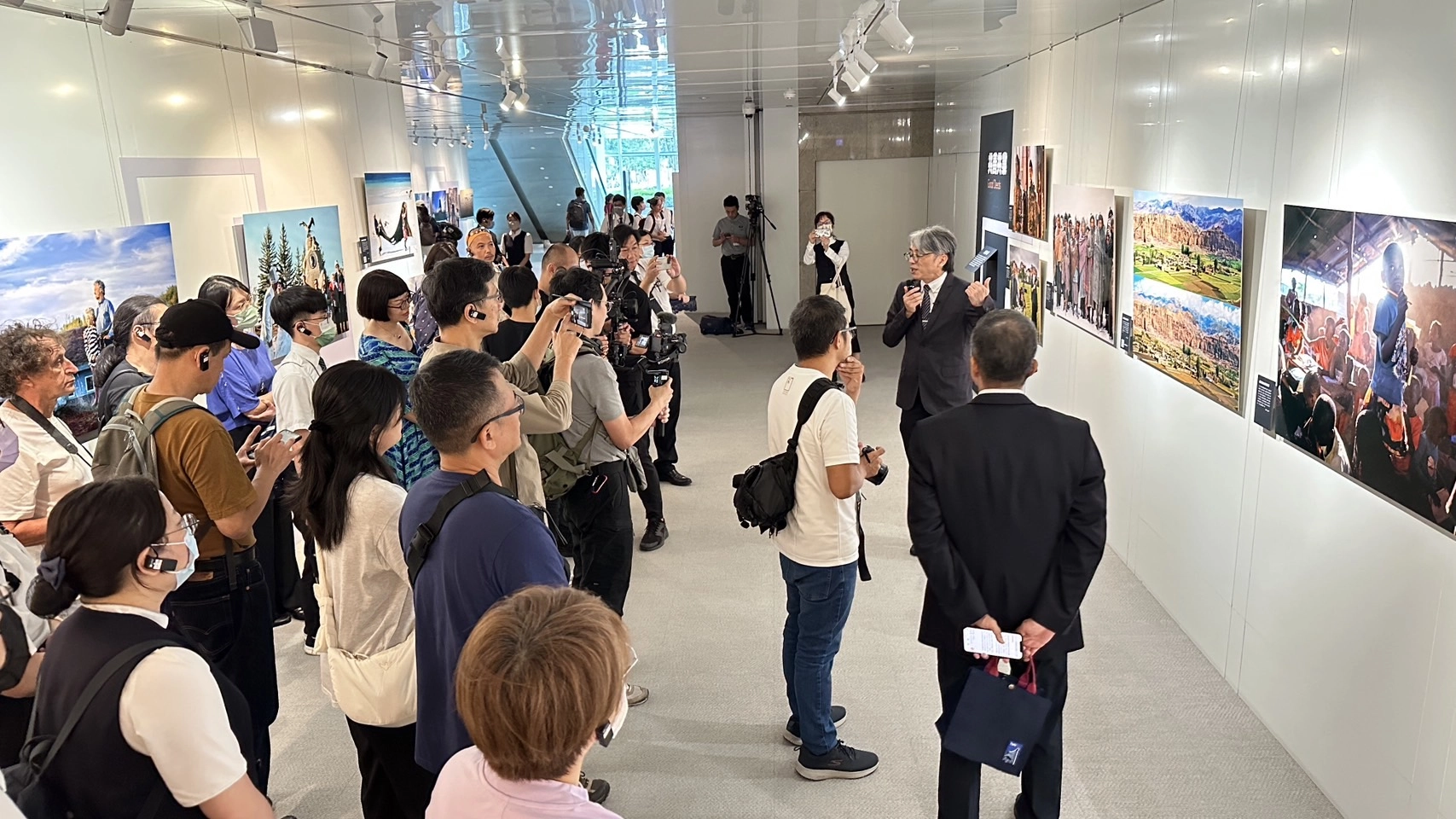 101辦公大樓Gallery101展出42張照片