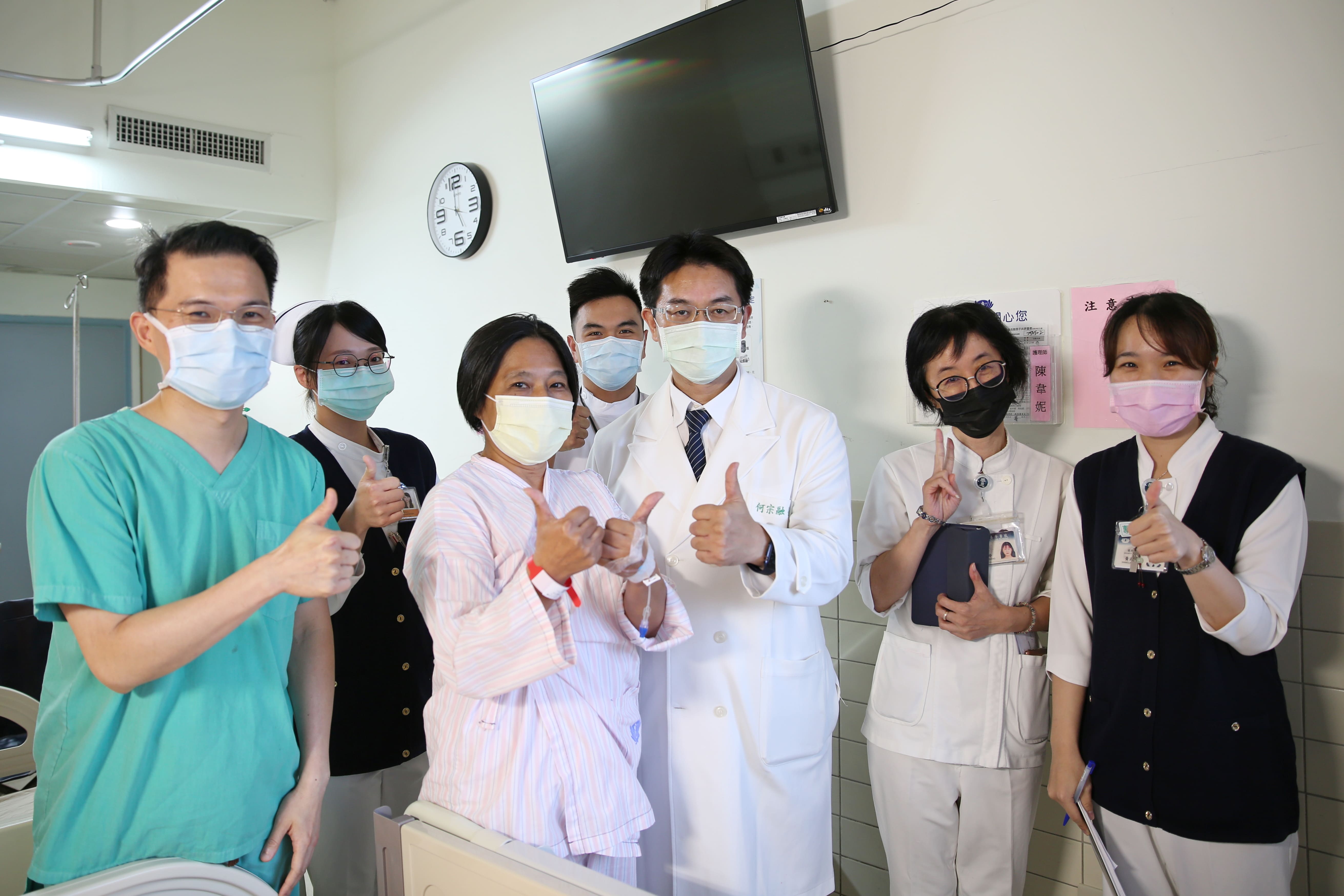 來自雲林北港的王小姐(左三)，「腦脊髓鼻漏」經何宗融副院長銀針妙手後，立即改善了她流不停的鼻水，讓王小姐直呼很神奇也很感恩。