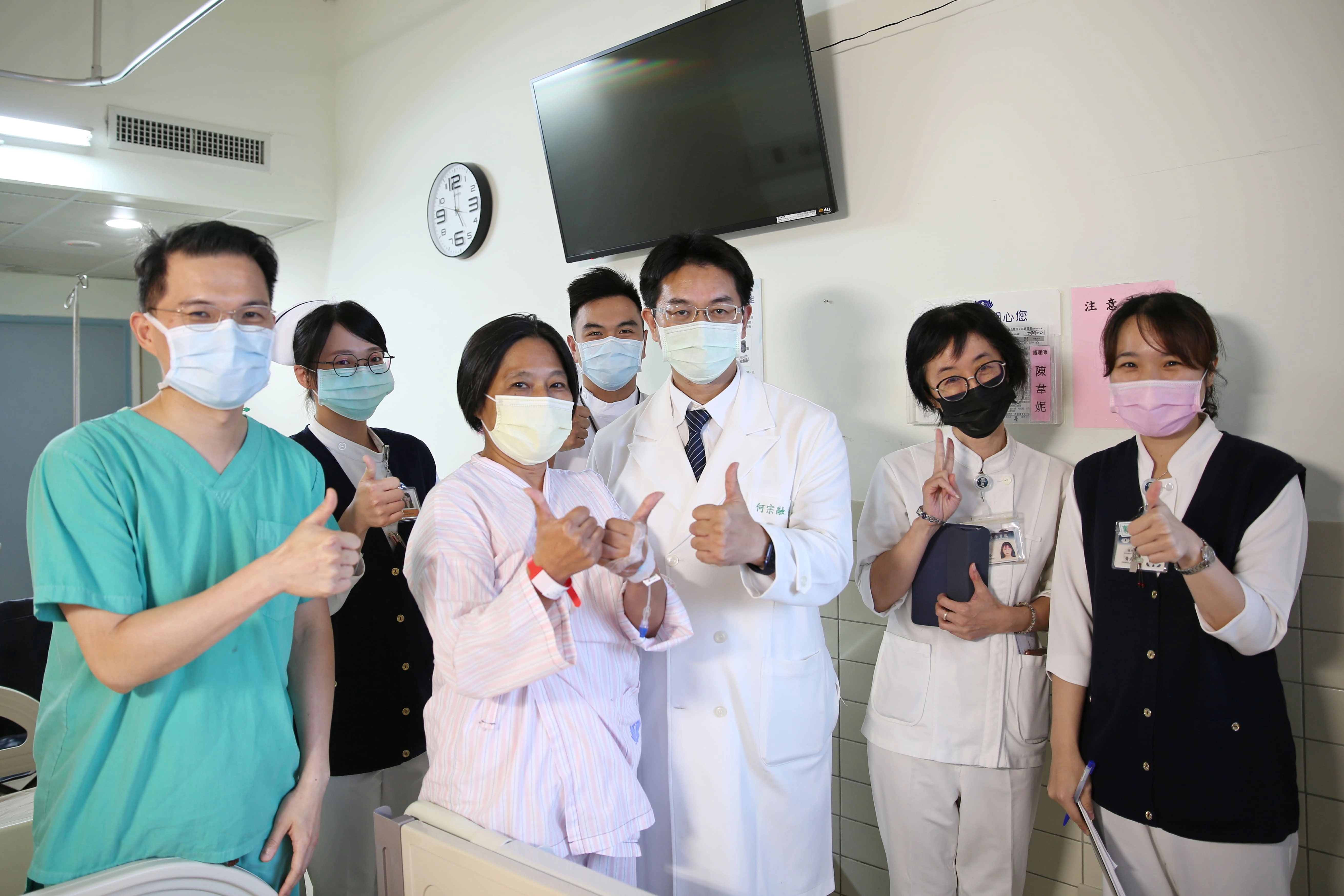 來自雲林北港的王小姐(左三)，「腦脊髓鼻漏」經何宗融副院長銀針妙手後，立即改善了她流不停的鼻水，讓王小姐直呼很神奇也很感恩。