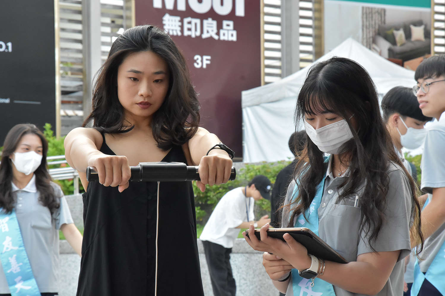 學生協助民眾體驗組成分析儀器，測量Inbody、體脂和內臟脂肪。