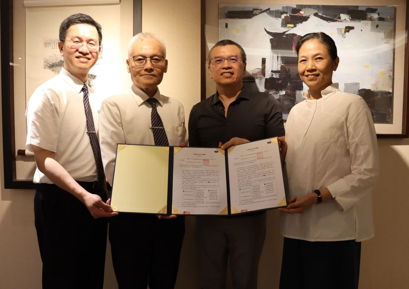 除了「四海茶莊」，夫婦倆經營的「逸茶棧有限公司」，以及女兒張舒涵自創茶館「萃釅 AINSI THÉ」，三間公司與慈濟基金會正式簽署企業共善合作計畫。