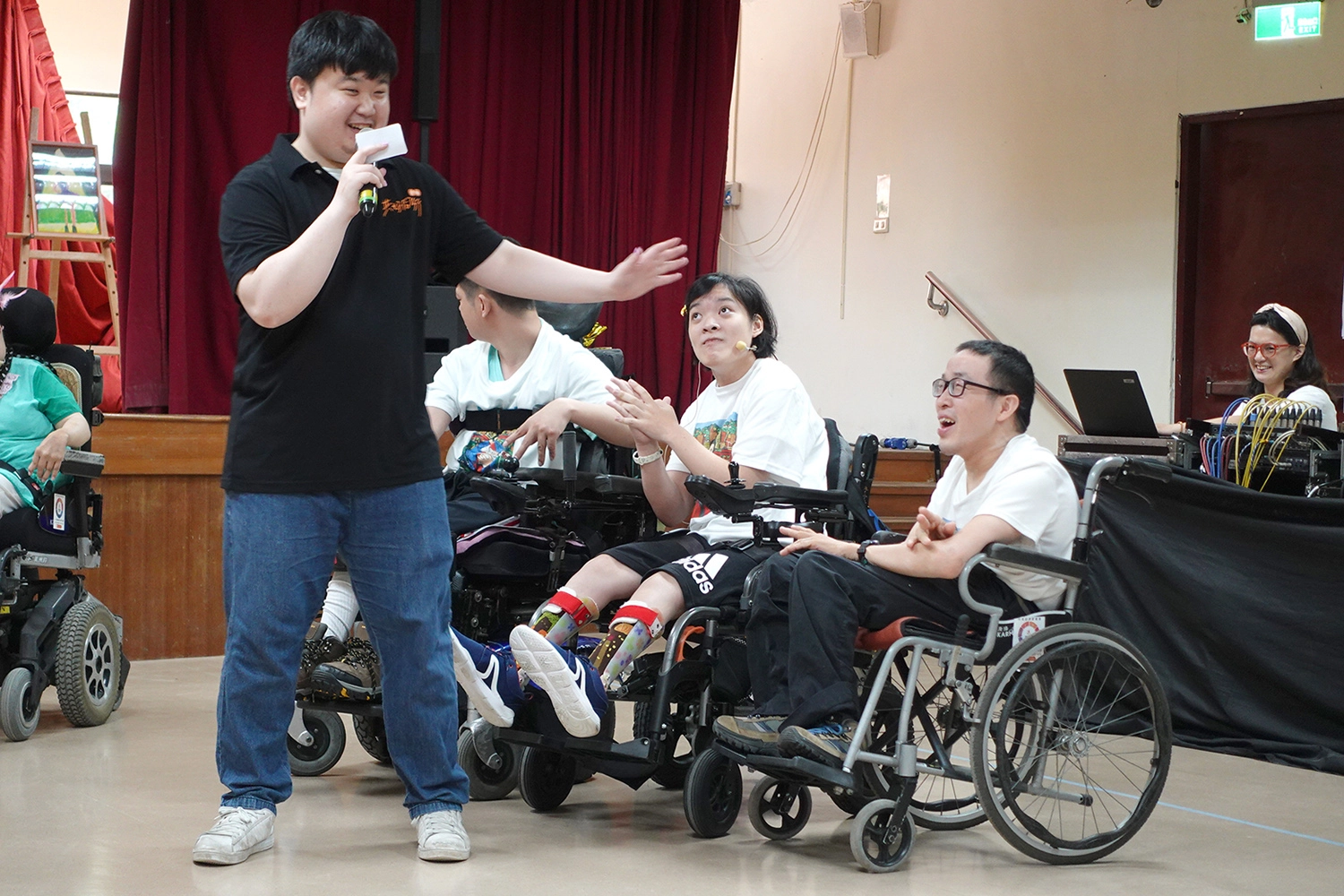 伊甸萬芳啟能中心微舞台劇成果展讓社工與服務對象都找到適合的位置跟角色，盡情享受舞台，感受藝術的美好。