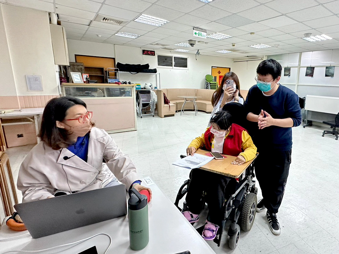 指導伊甸萬芳啟能中心戲劇藝術表演6年的翠絲老師，為障礙者打造客製化的表演教學。