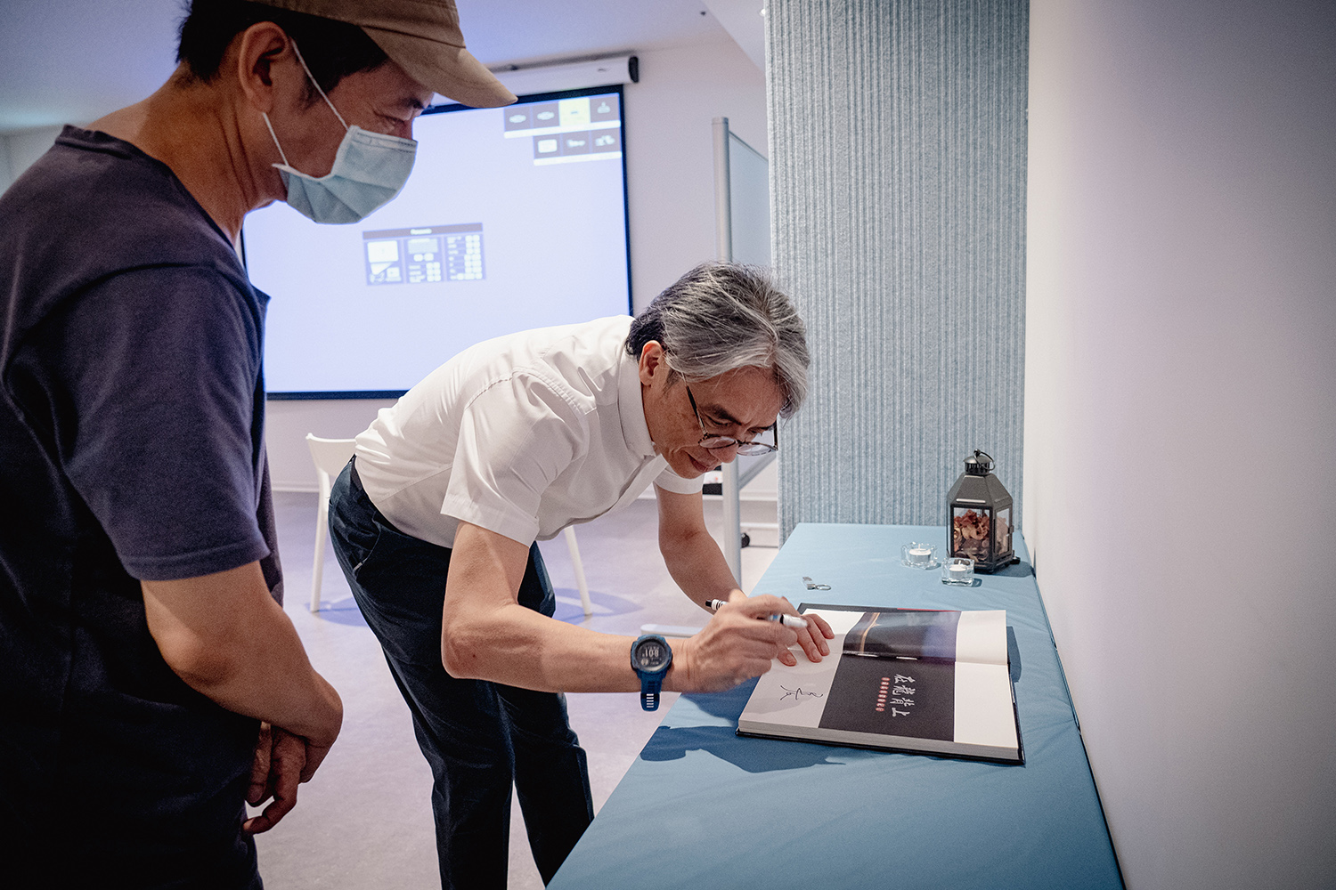 「經典The One」專書在現場銷售，王總編輯為讀書簽名。