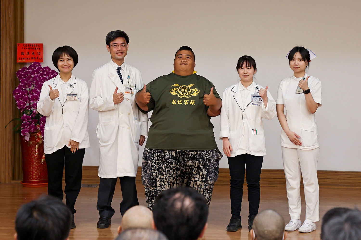 范先生與醫療團隊合影。范先生表示，希望自己的減重故事，能夠激勵更多有相同嚴重肥胖問題的病友，積極面對並解決問題。