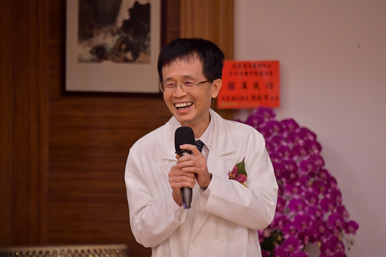 花蓮慈院副院長陳培榕三十年來投入頭頸部癌症治療照護，以一人之力帶起一個科別團隊，全力提升花東偏鄉頭頸癌治療照護品質。