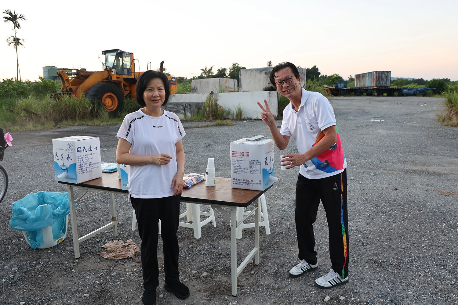 花蓮縣衛生局局長朱家祥(右)與藥學部主任劉采艷(左)賢伉儷，承擔第三站的加水站。