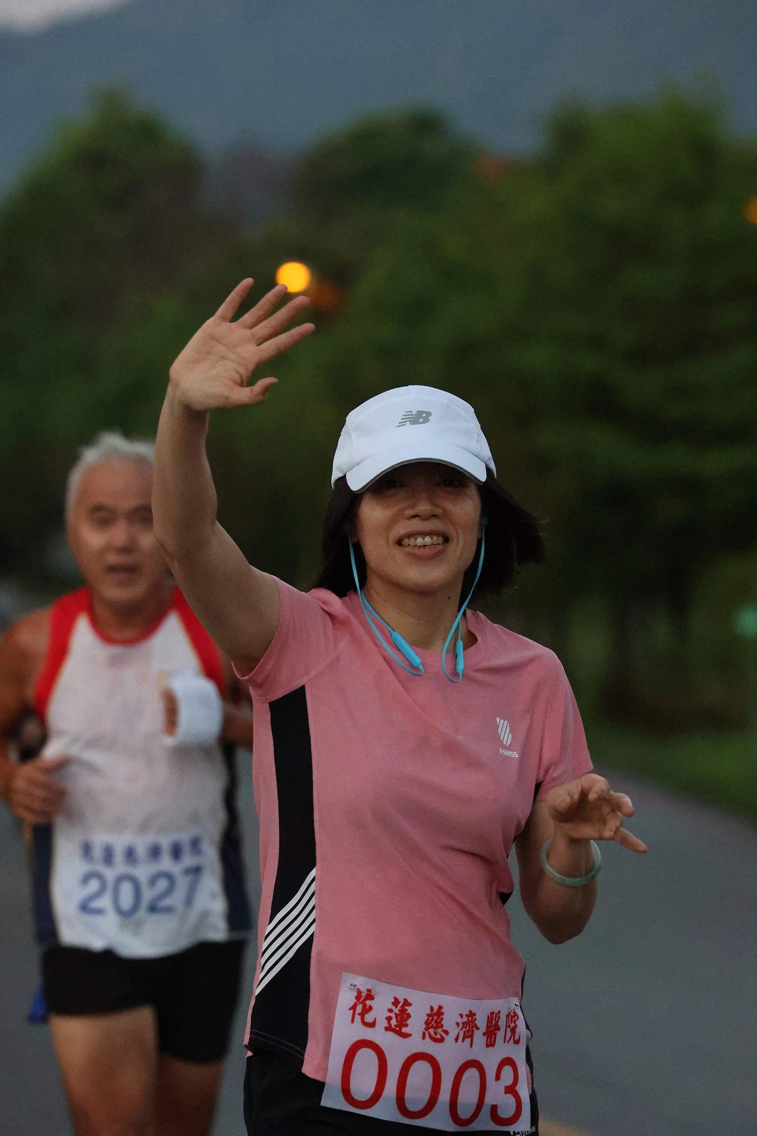 醫院長青女子組第一名則是醫事室專員楊陵湘分享，跑步是她健身的其中一個方法，尤其在醫院裡工作，越會發現健康的重要性，所以平常就會練跑，而醫院的路跑活動更是不會錯過。
