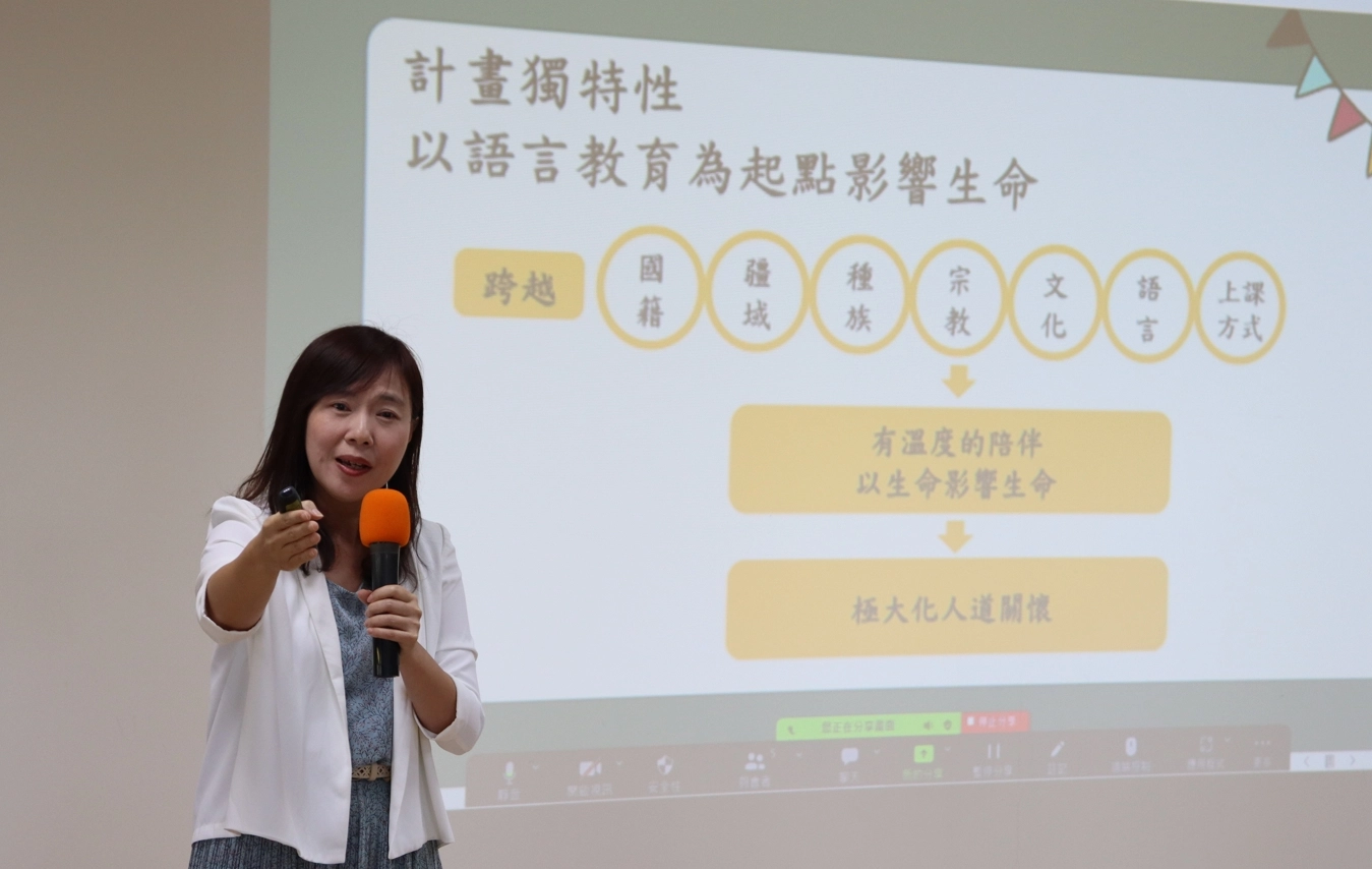 敘利亞難民華語文伴學計畫於2023年2月5日展開第一階段培訓課程，由國立臺灣師範大學宋曜廷副校長(上圖)及胡翠君教授(下圖)，運用華語文與科技研究中心研發成果，規劃執行華語文師資培訓課程。