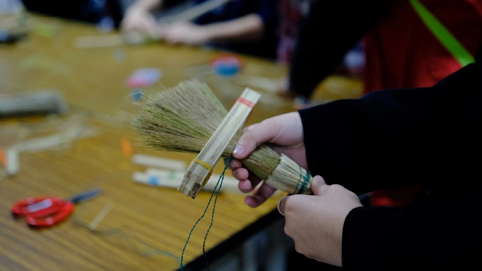蘭城巷弄有限公司 講師帶領學員 DIY 團隊研發的草編「小掃把」
