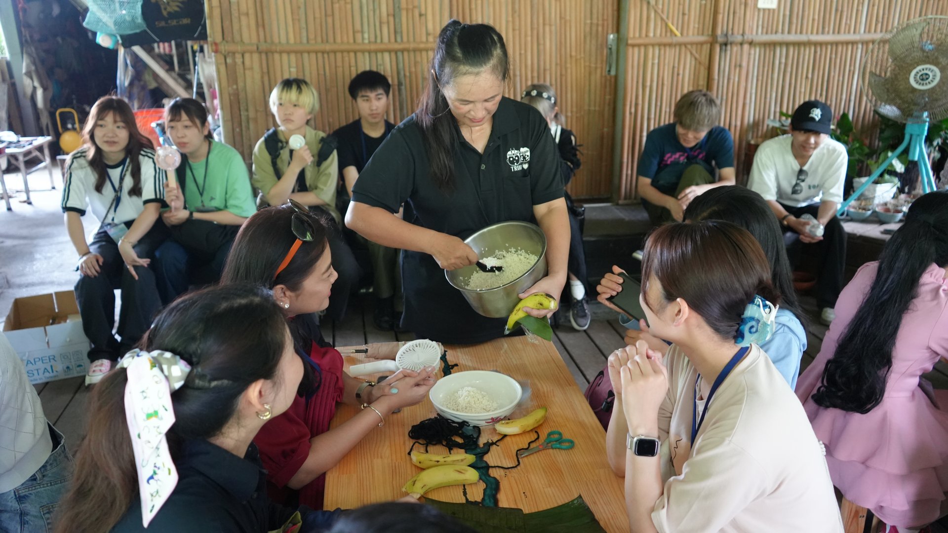姐妹校師生體驗製作太魯閣族原住民香蕉飯。