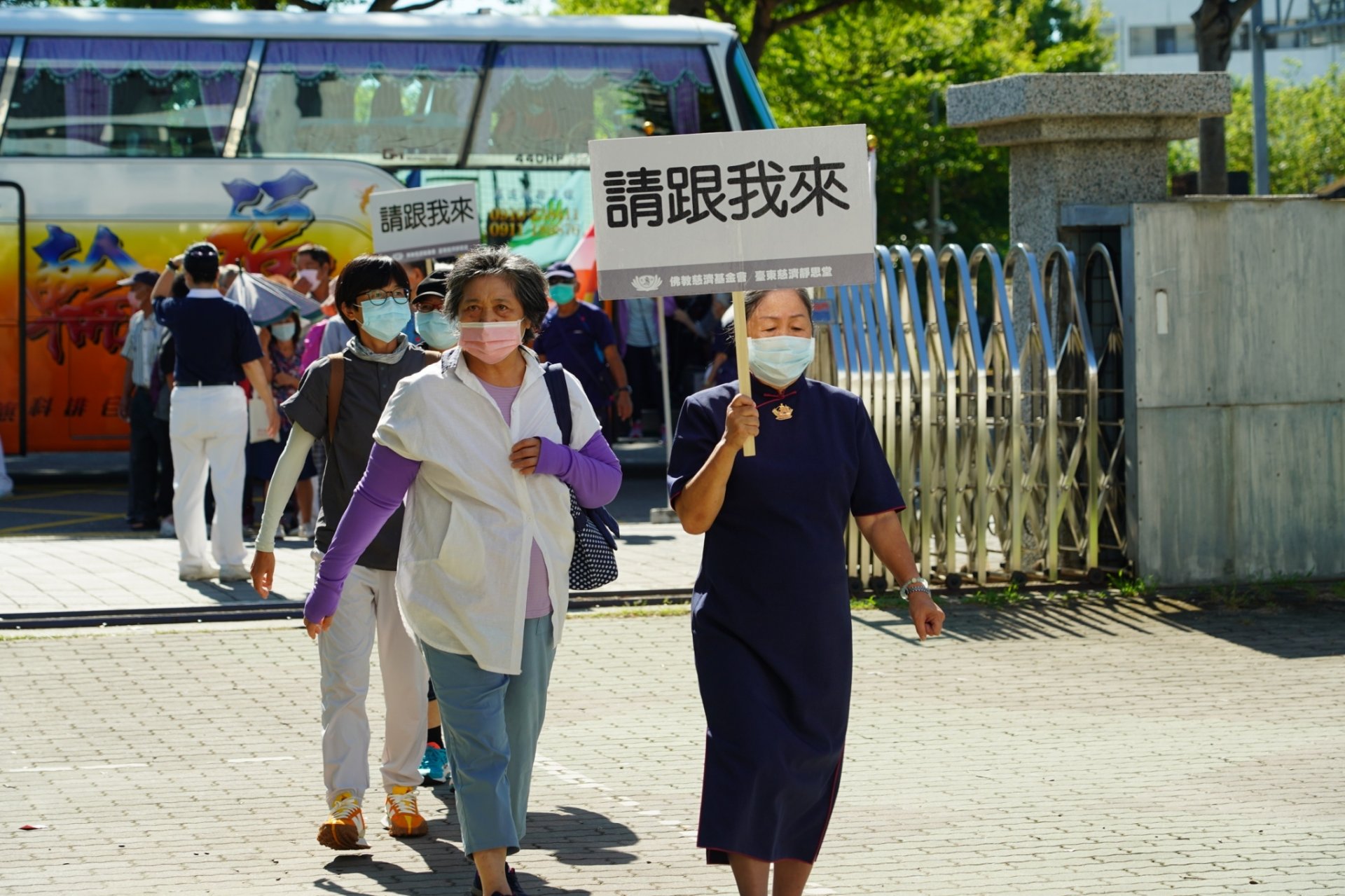 臺東慈濟志工，包了遊覽車有老老少少，有社區、環保志工，還有民眾一同前來參加活動。