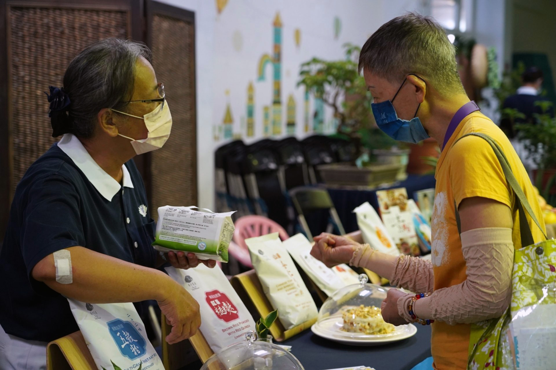 慈濟志工以淨斯產品為原料做成一道道色香味俱全、健康無負擔的可口美食。