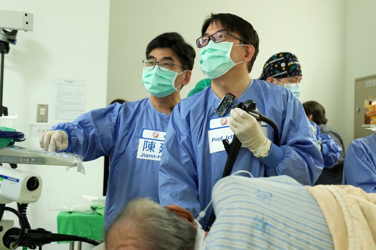 安田一朗教授與陳建華主任替慢性胰臟炎病人執行「腹腔神經節阻斷術」