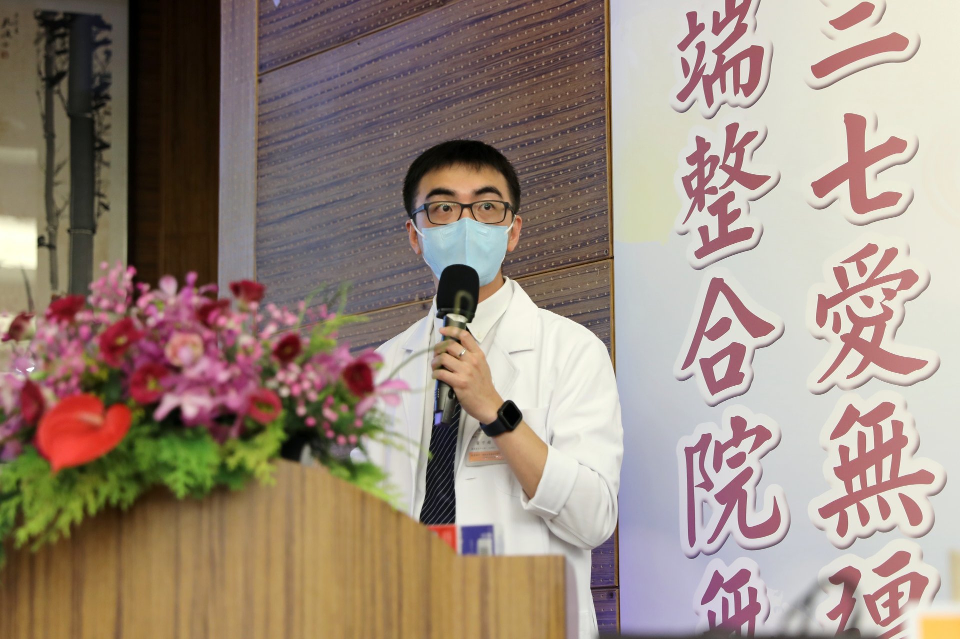 小兒部蕭宇超醫師介紹副食品的主要功能，是要幫助寶寶銜接大人食物，脫離對奶的依賴，並降低對食物的過敏機率。