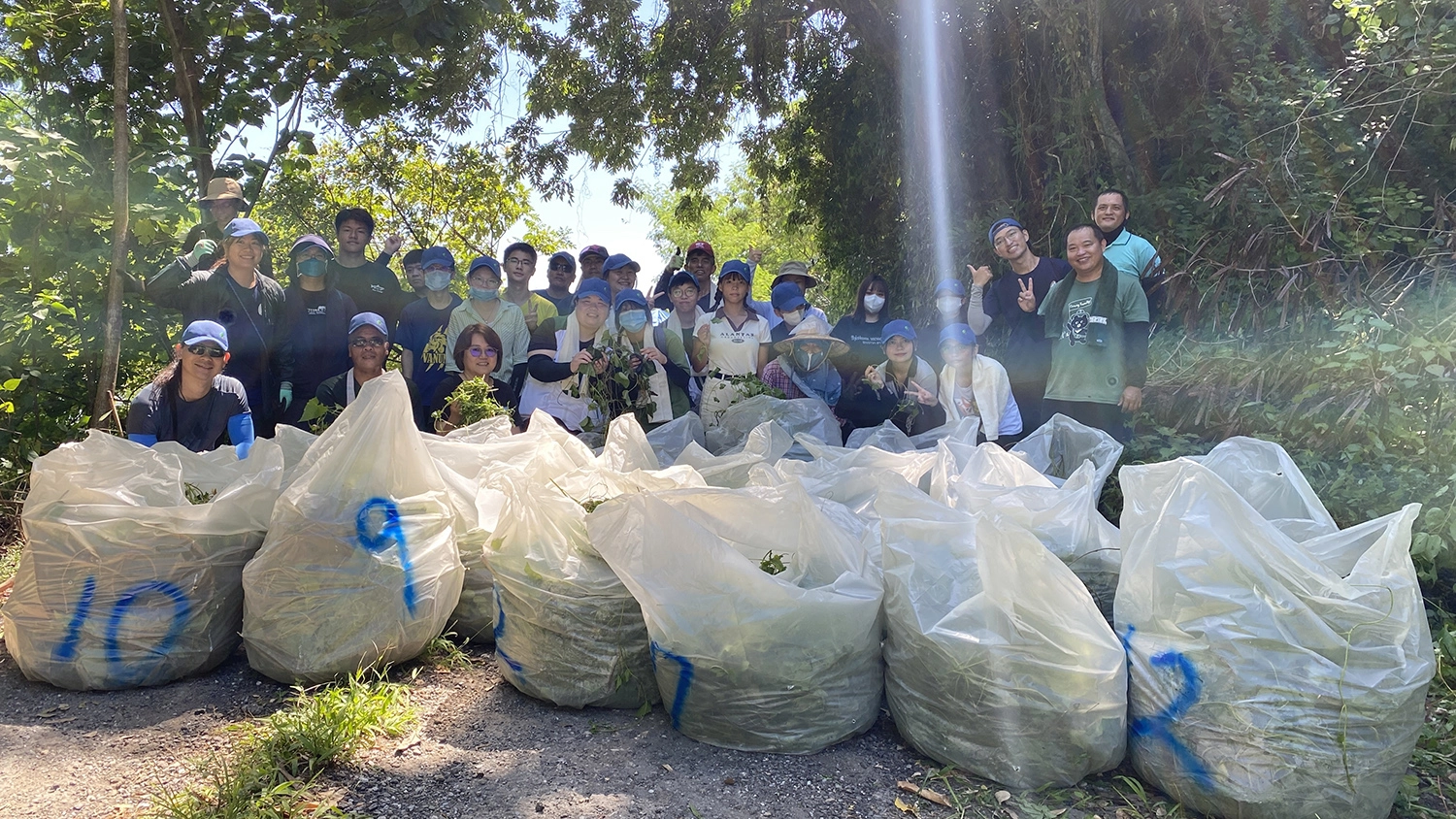 花蓮家扶國高中、大專生與林業署南華工作站工作人員合影。
