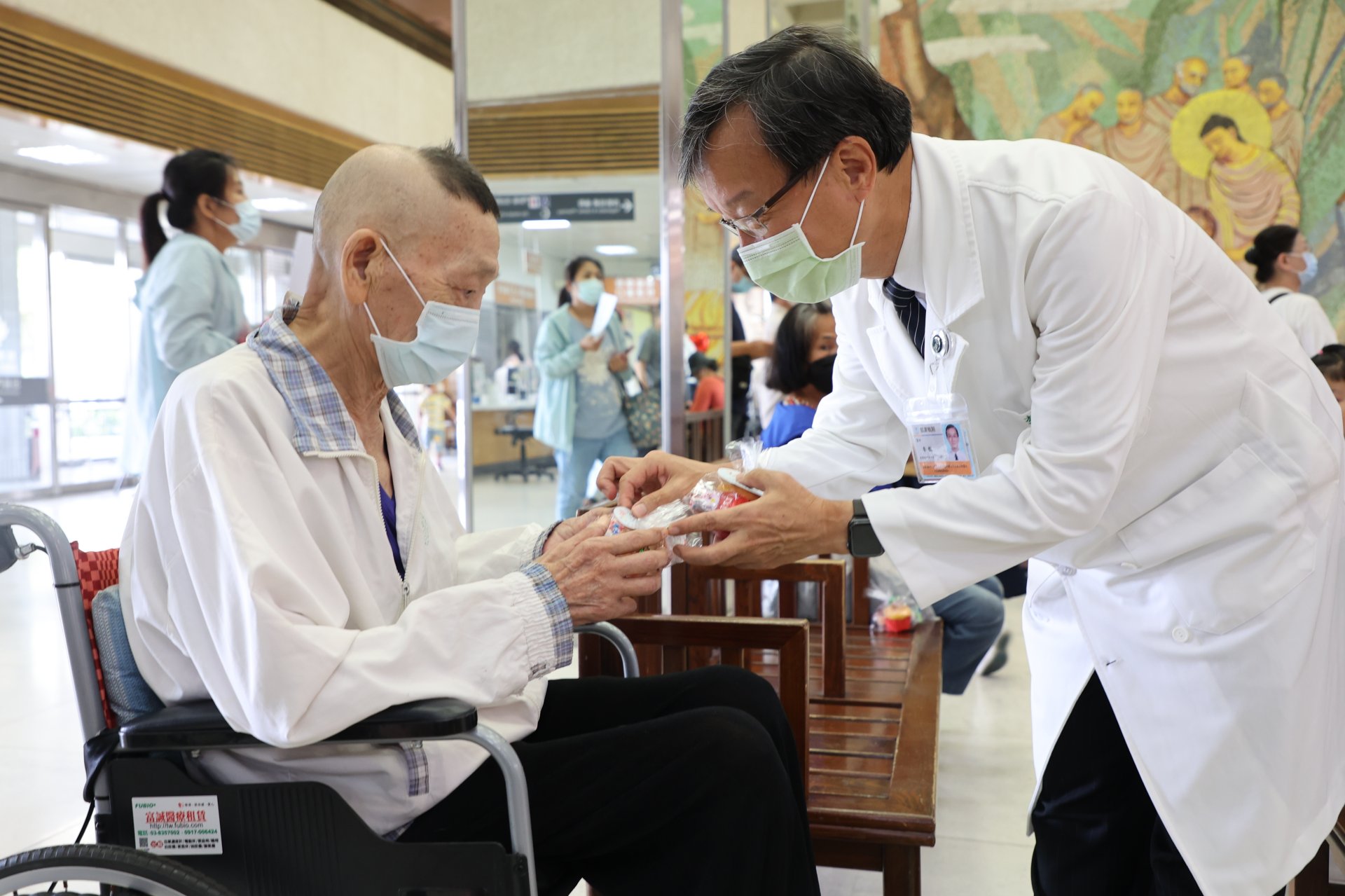 志工室主任顏靜曦也準備了喜氣洋洋的紅蛋，由林欣榮院長、醫務秘書李毅代表，在大廳與病人及家屬分享院慶喜悅。