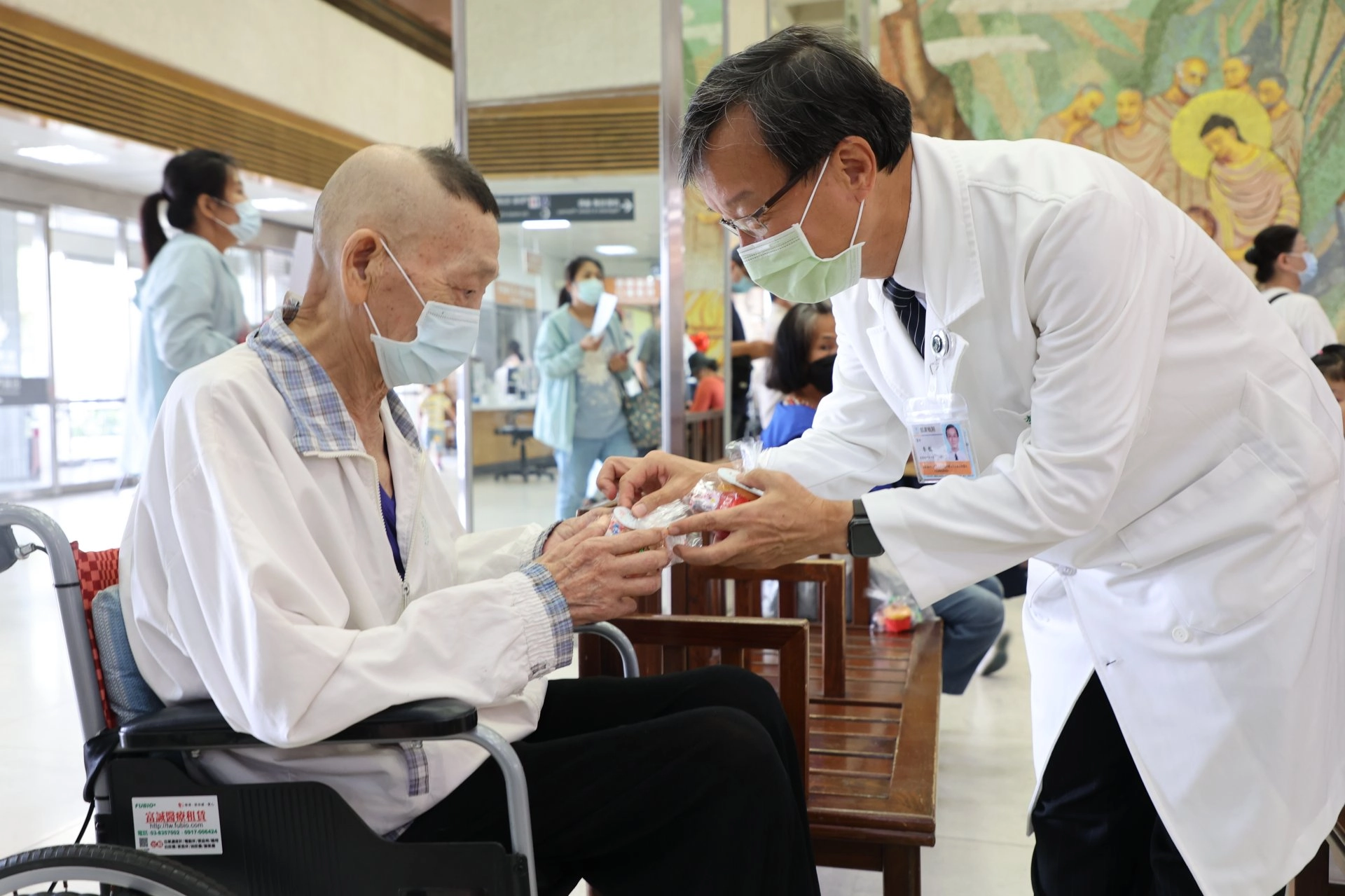 志工室主任顏靜曦也準備了喜氣洋洋的紅蛋，由林欣榮院長、醫務秘書李毅代表，在大廳與病人及家屬分享院慶喜悅。
