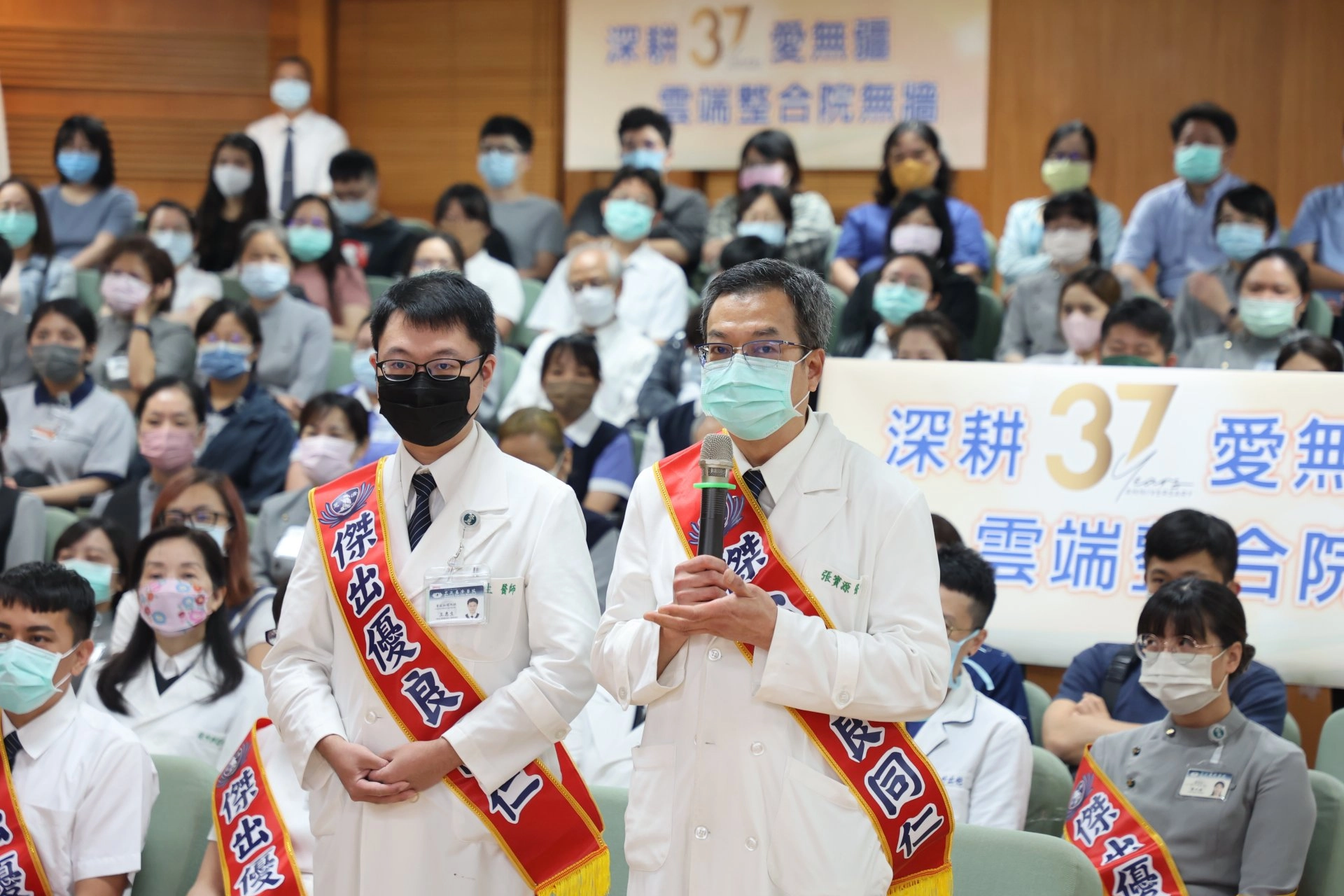 傑出優良同仁一般影像科主任張寶源醫師(右)、心臟內科王惠生醫師(左)分享如父子般的溫馨師生情。