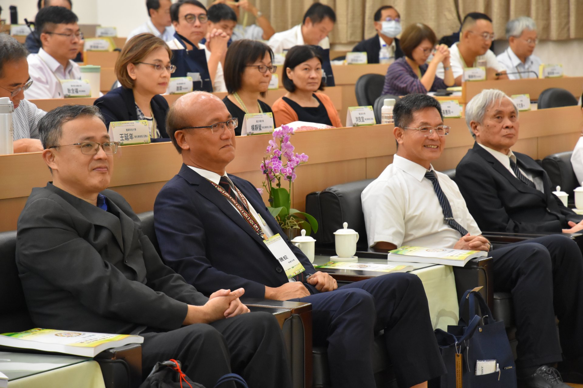 藉由專題演講和研討分享，相互交流和經驗傳承，集思廣益，整合各校意見，提升學務工作效能。