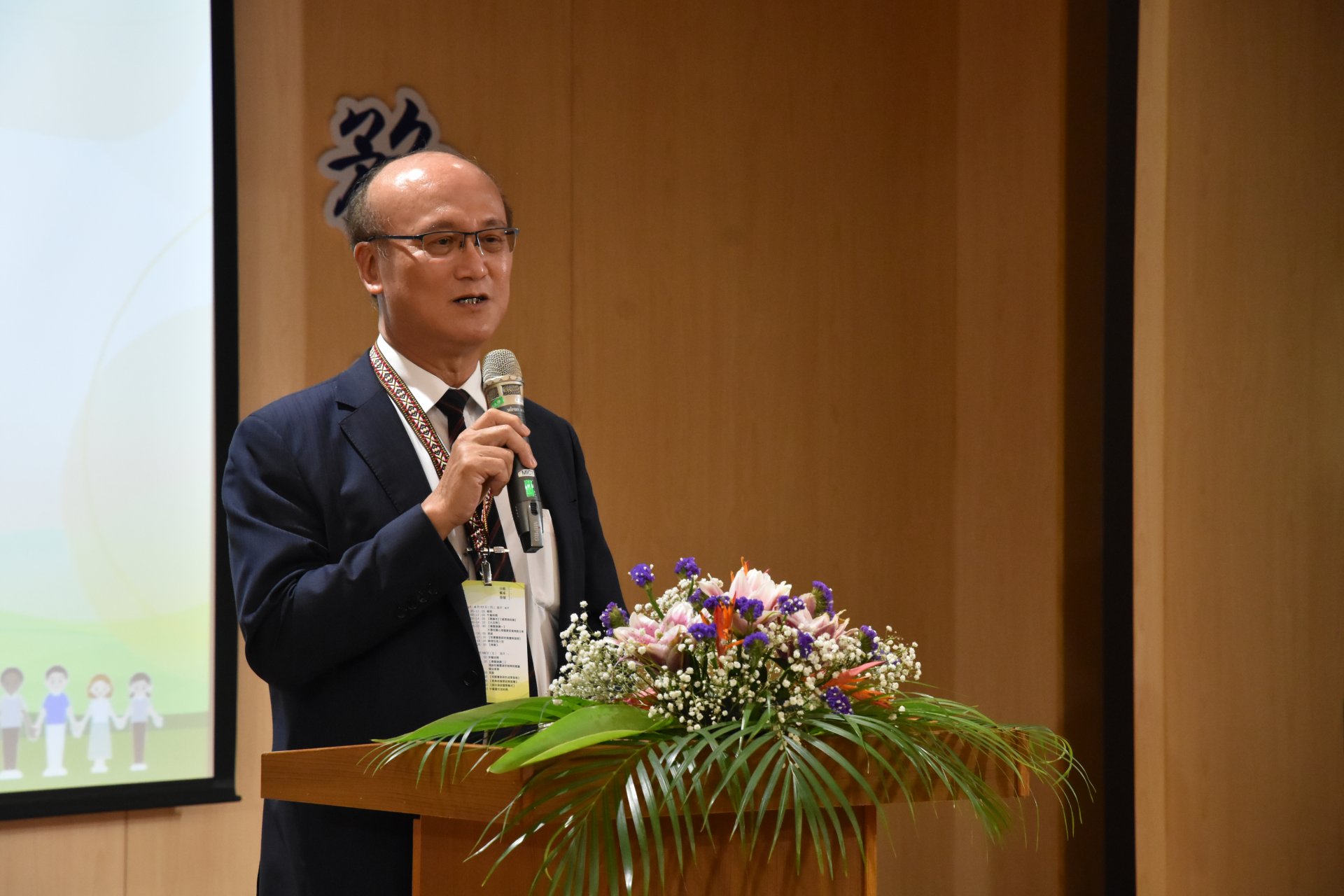 教育部常務次長林騰蛟表示，學務同仁得確保學生在校安全，還得尋找相關資源協助，任務艱巨。