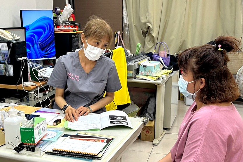 「醫牙共照門診」由秀林鄉衛生所主任田惠文醫師與牙醫師公會巡迴門診醫師合作，利用醫牙共照單記錄病患病況。