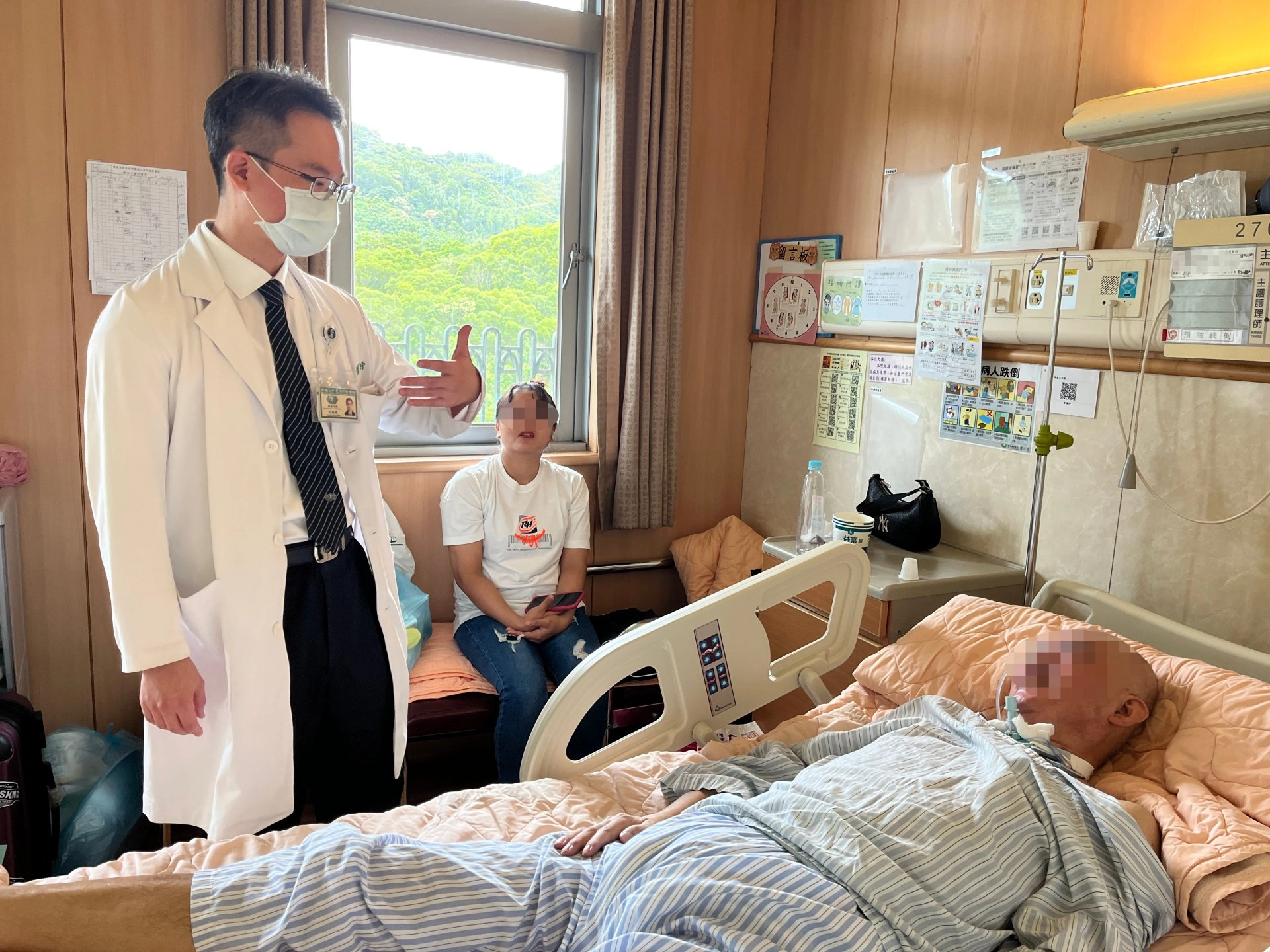 沈煥庭醫師(左一)前來病房關心葉先生恢復狀態。