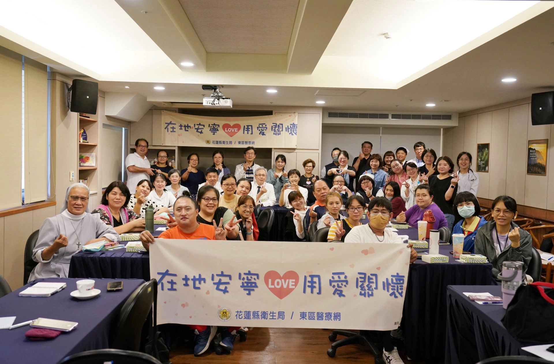 花蓮縣衛生局與花蓮慈濟醫院8月18日舉辦「花蓮縣住宿式機構-推動機構內緩和安寧照護」經驗分享會，衛生局醫政科科長周傳慧、慈濟科技大學長期照護研究所副教授吳宏蘭、花蓮慈濟醫院緩和醫學中心主任王英偉、心蓮病房主任謝至鎠、護理長江青純、安寧居家護理師陳純純、7家參與推廣計畫的長照機構、以及來自其他超過20家民營長照機購代表42人參加。