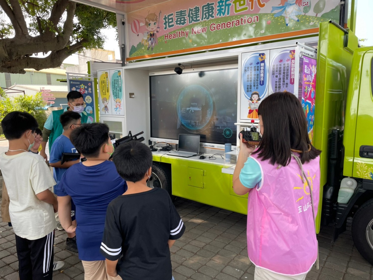 反毒教育行動車巡迴各校宣導