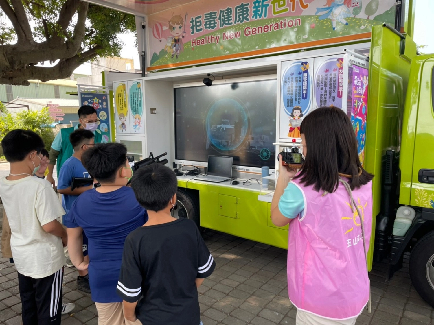 反毒教育行動車巡迴各校宣導