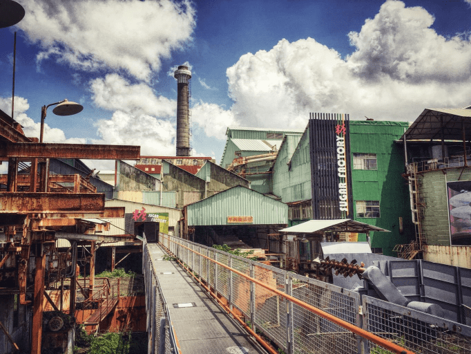 台糖高雄糖廠舊稱「橋仔頭糖廠」，是臺灣第一座現代化機械式製糖工廠，創建至今已有122年歷史，目前仍保持原有工業風貌，被列為市定文化景觀。