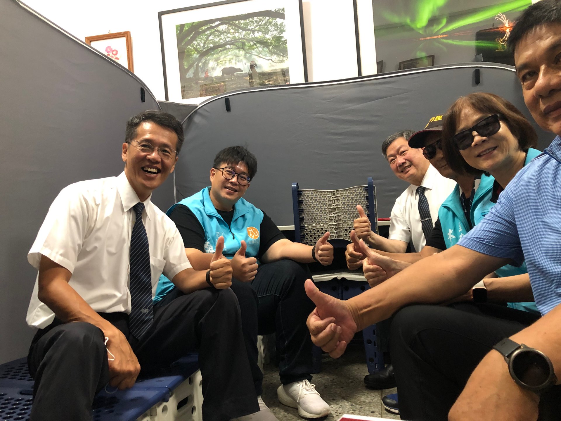 慈濟展示可折疊的福慧床、福慧桌椅、隔屏,市長魏嘉彥(左二)進入隔屏了解,由慈濟呂芳川主任(左三)、黃玉琪(左一)說明。