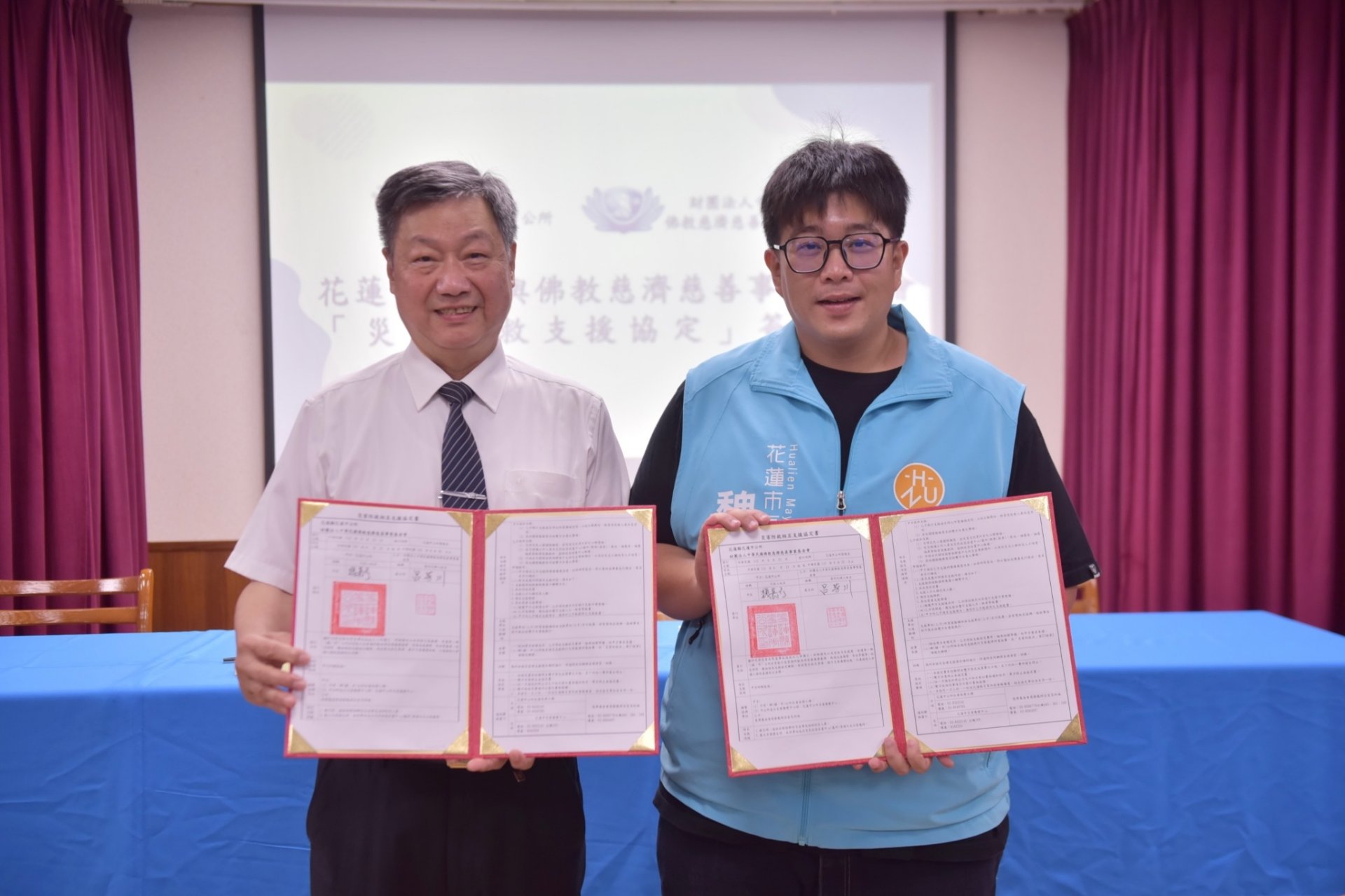 慈濟8月21日與花蓮市公所簽訂災害防救相互支援協定書,由慈濟慈善事業基金會慈發處主任呂芳川(左)與花蓮市長魏嘉彥(右)代表簽署。